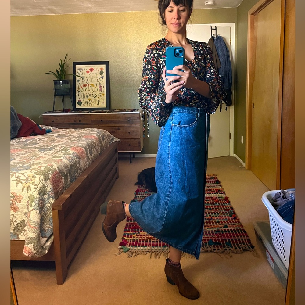 Vintage high-waisted flannel-lined A-line denim skirt. Size 26-27.